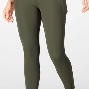 Fabletics Oasis High-Waisted Pocket 7/9, Green, M